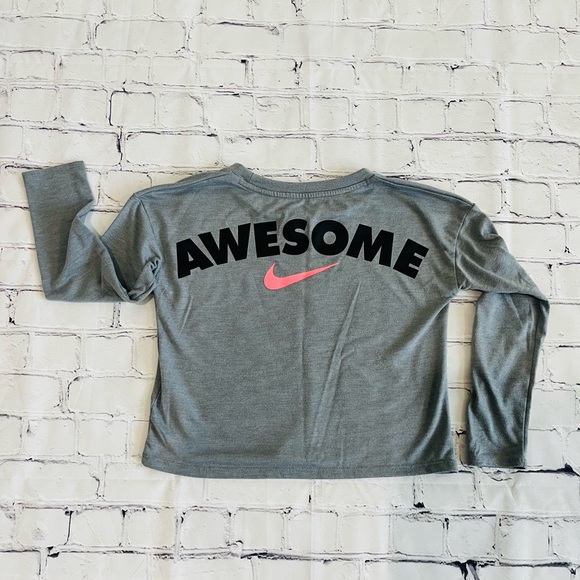 Girls Slightly Cropped Nike Tee Size 6 - Picture 2 of 3